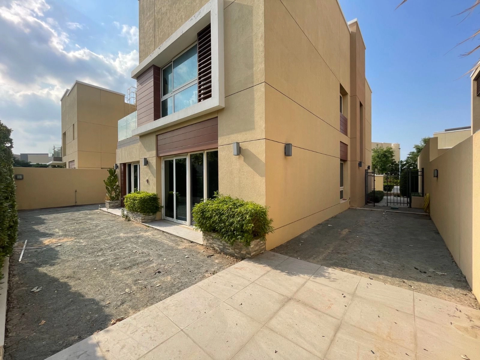 4 BEDROOMS VILLA FOR RENT IN LANTANA 2