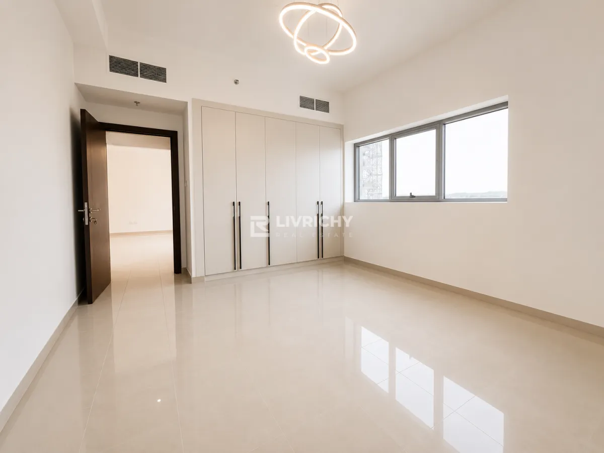 Community View | Spacious | Closed Kitchen — 2