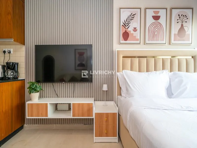 Fully Furnished | Modern Studio | Fully Upgraded — 3