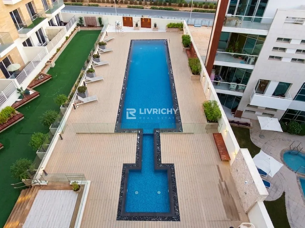 Pool View  | Spacious 1 Br | Prime Location — 1