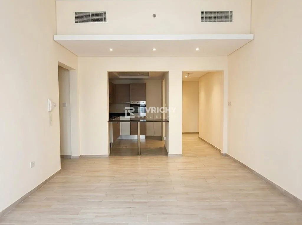Pool View  | Spacious 1 Br | Prime Location — 2