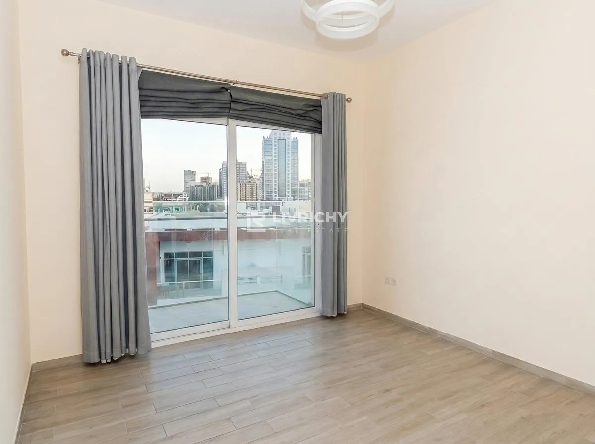 Pool View  | Spacious 1 Br | Prime Location — 3