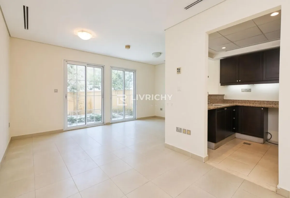 Exclusive Townhouse | Spacious | Prime Location — 3